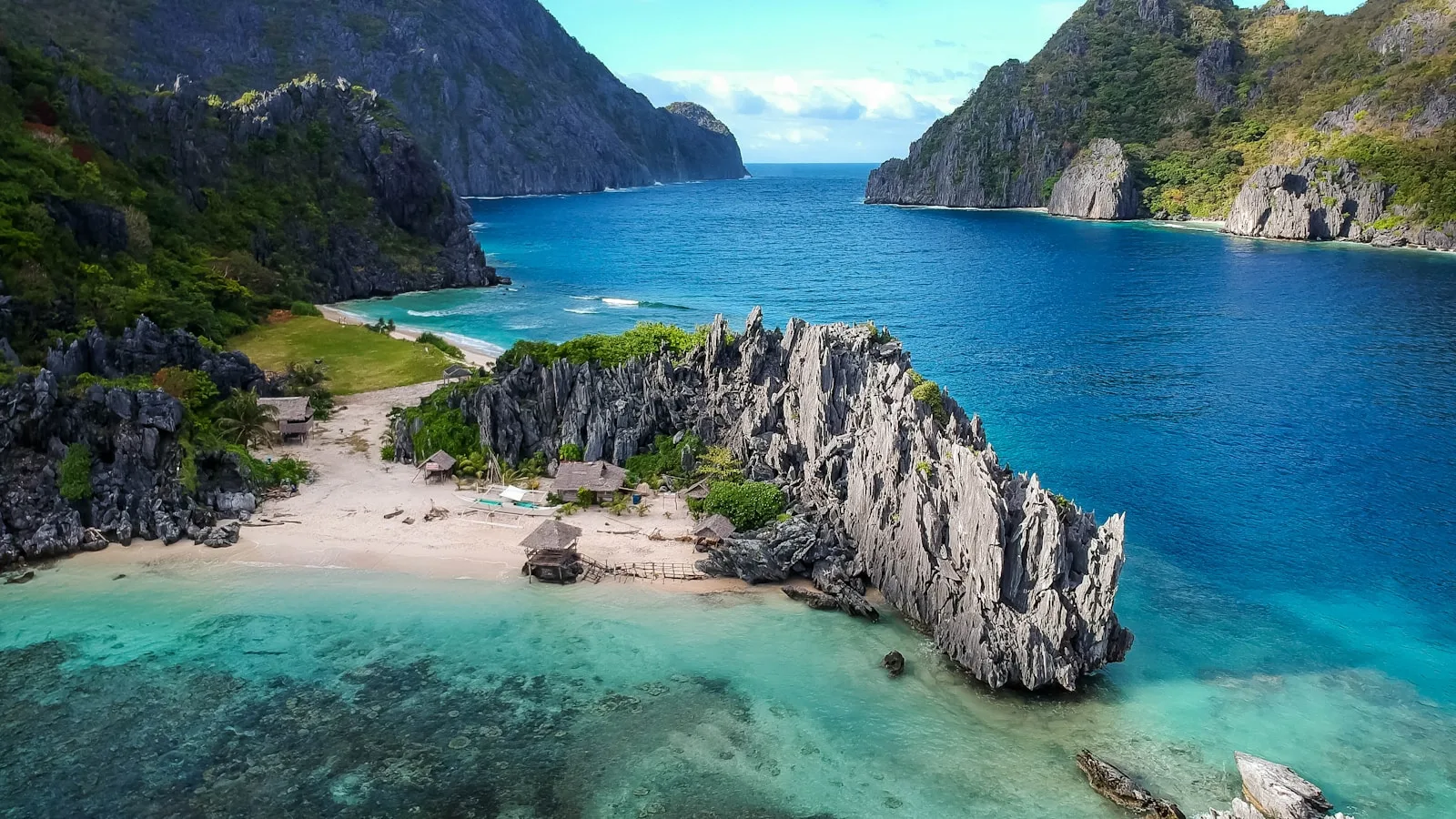 Paysage des Philippines avec lagon turquoise et falaises karstiques à El Nido, Palawan