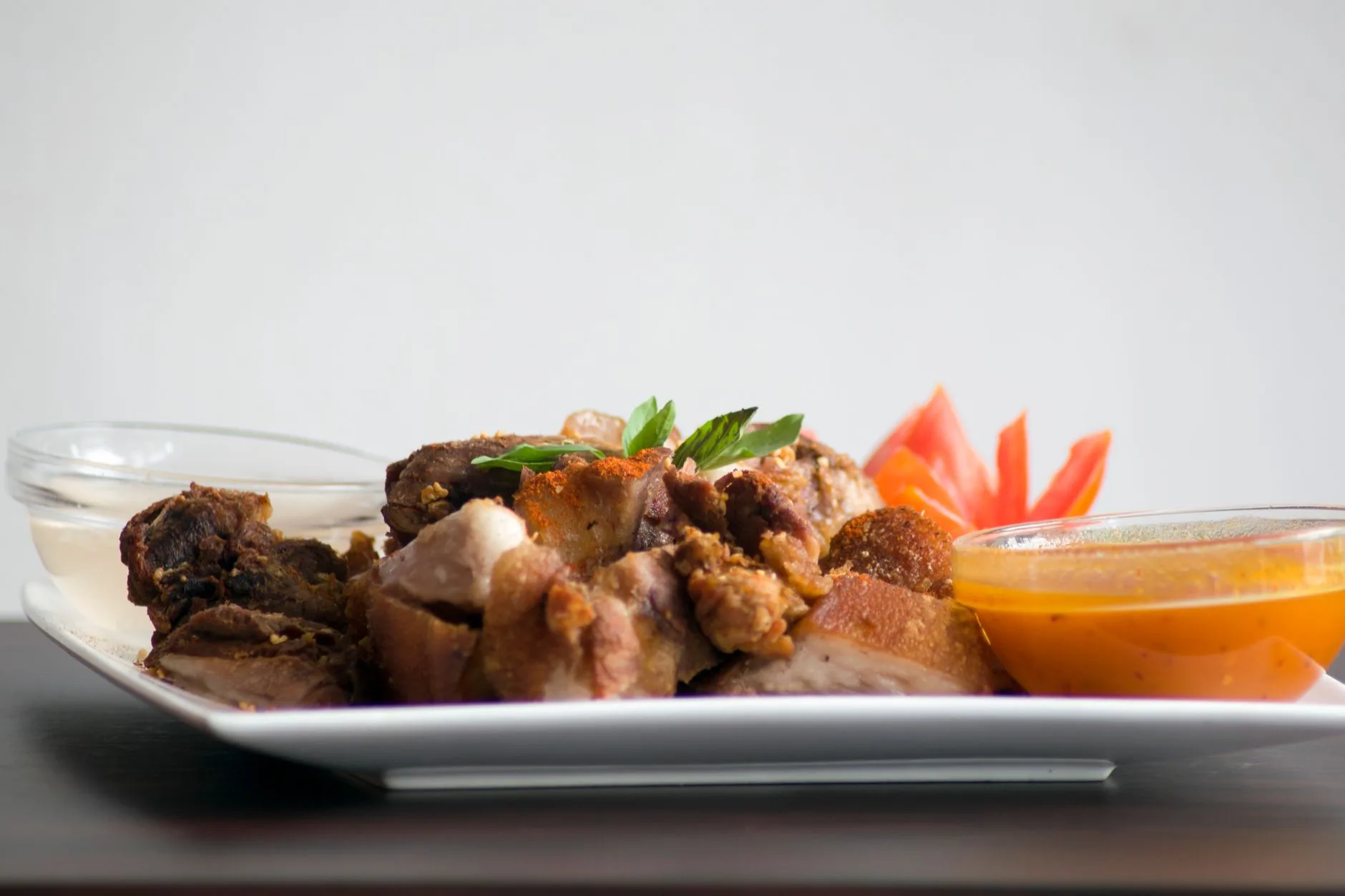 Cochon rôti entier lechón à la broche avec peau dorée croustillante aux Philippines