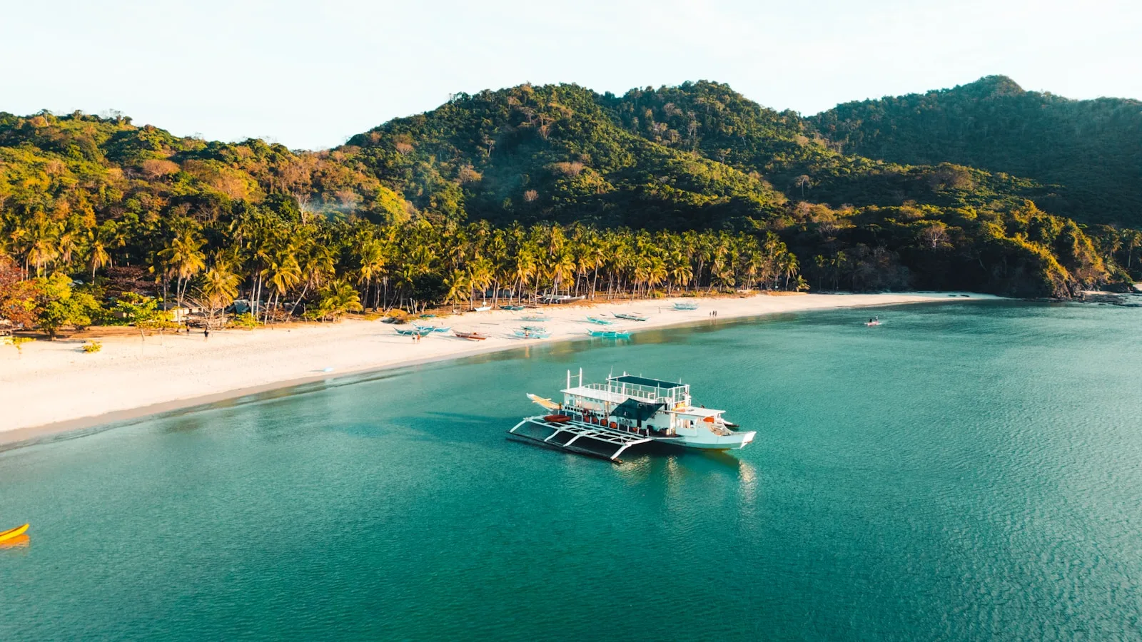 Baie de Puerto Princesa à Palawan avec eaux bleues et végétation tropicale en arrière-plan