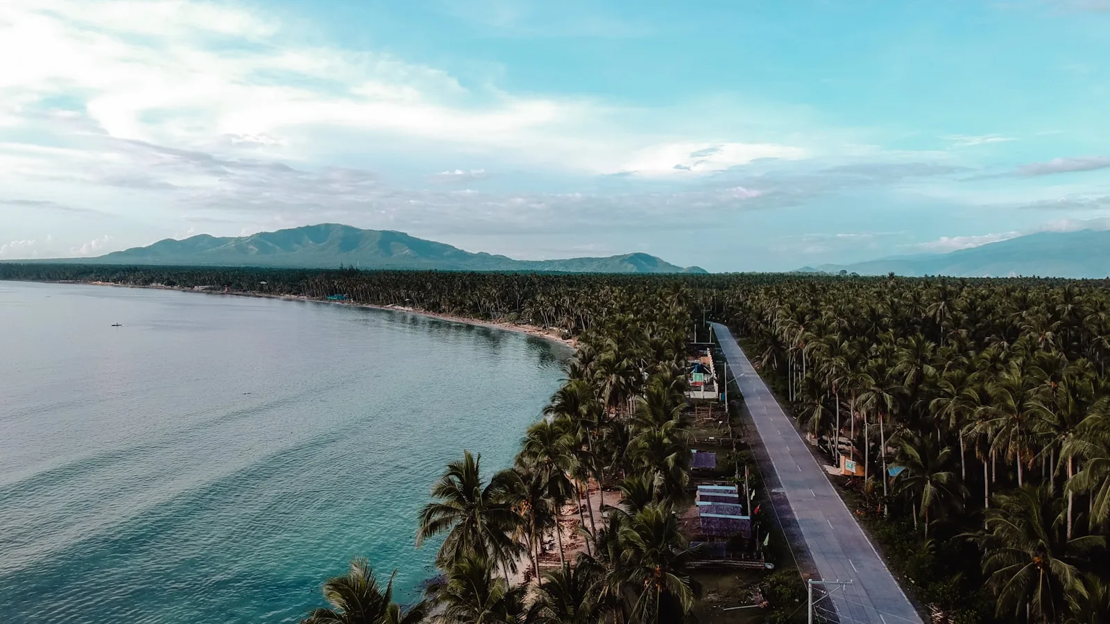 Bungalows en bois face à l'océan à Siargao, île des surfeurs aux Philippines